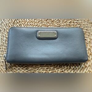 Marc by Marc Jacob’s - 100% Leather Zippered Wallet Dark Gray